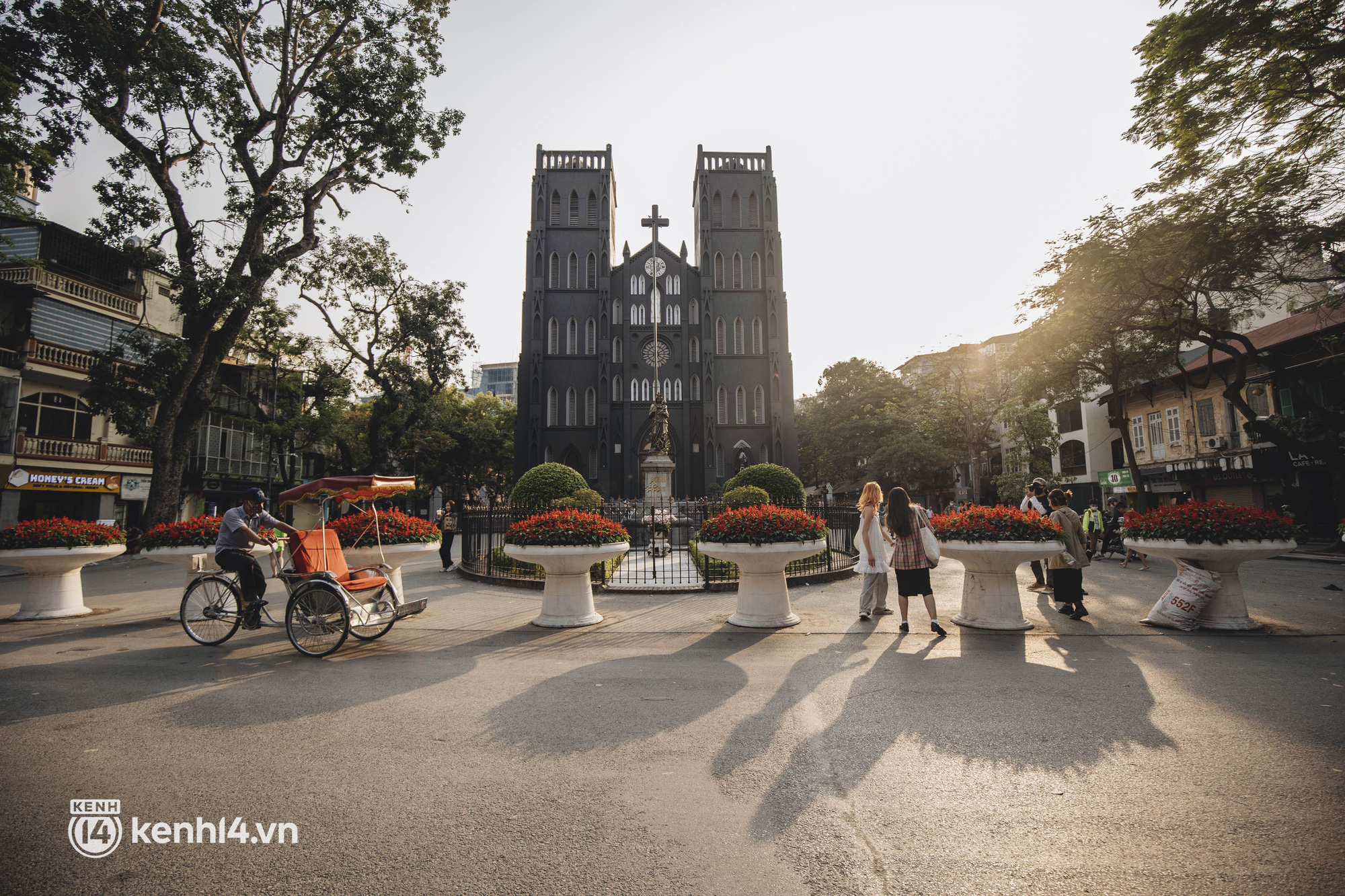 Panoramic view of the Cathedral - the check-in symbol of Hanoi, after changing into new clothes, young people began to invite each other to take jubilant photos - Photo 3.