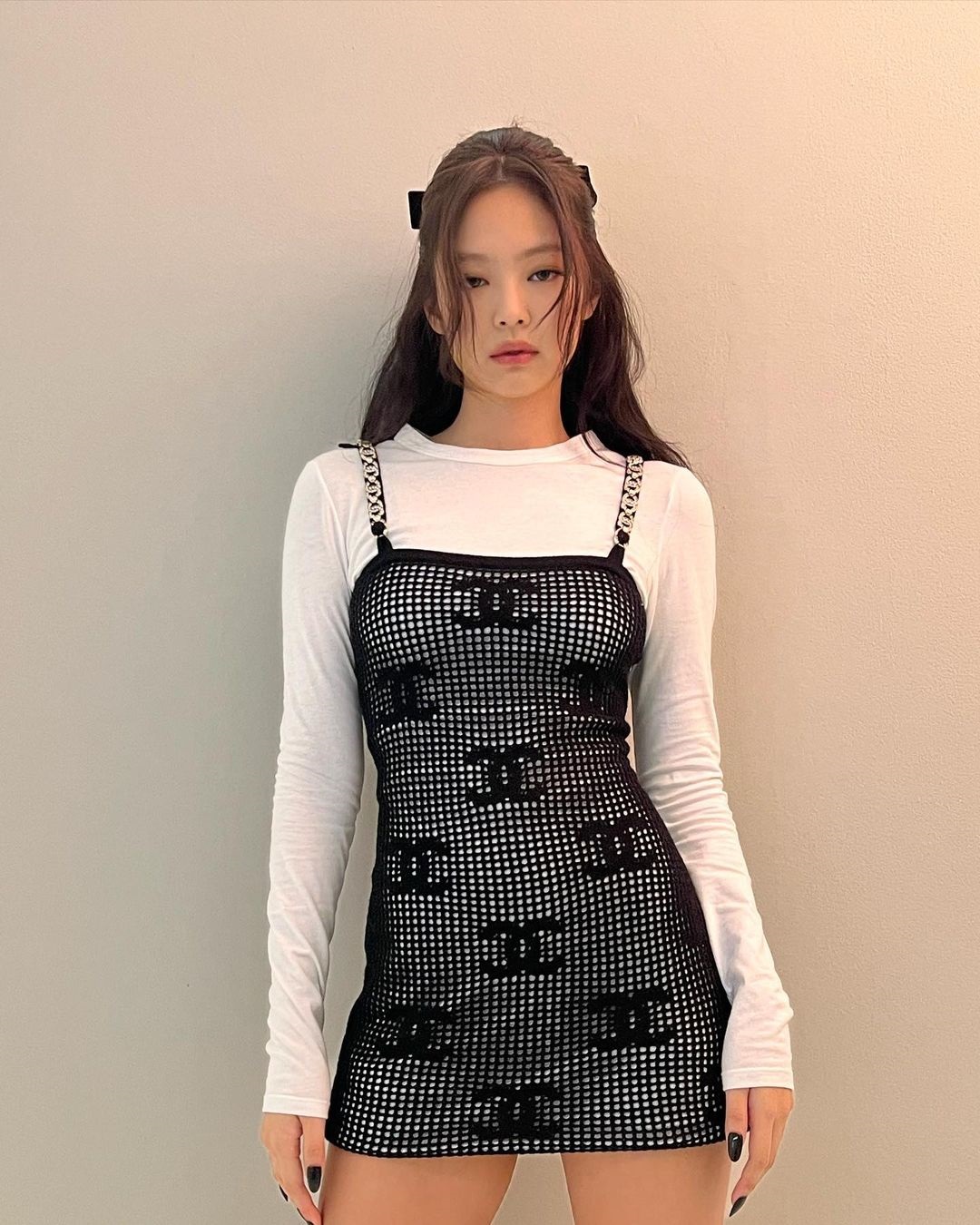 Does the 9-year age gap help the troubled rookie girl win over Jennie when she encounters Chanel dresses?  - Photo 2.