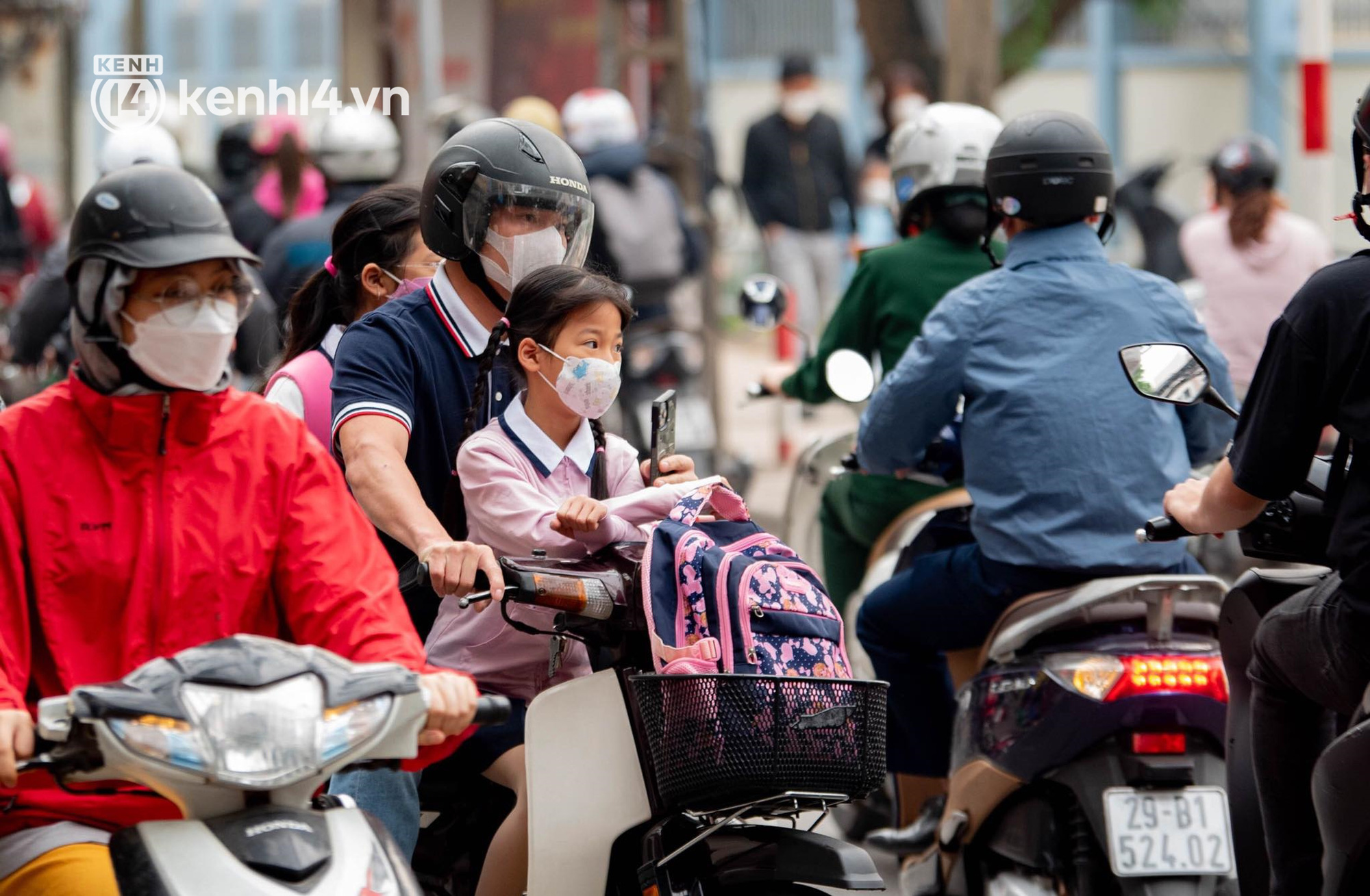 Photo: Many streets of Hanoi are congested on the first day of the 1st - 6th graders going to school - Photo 11.