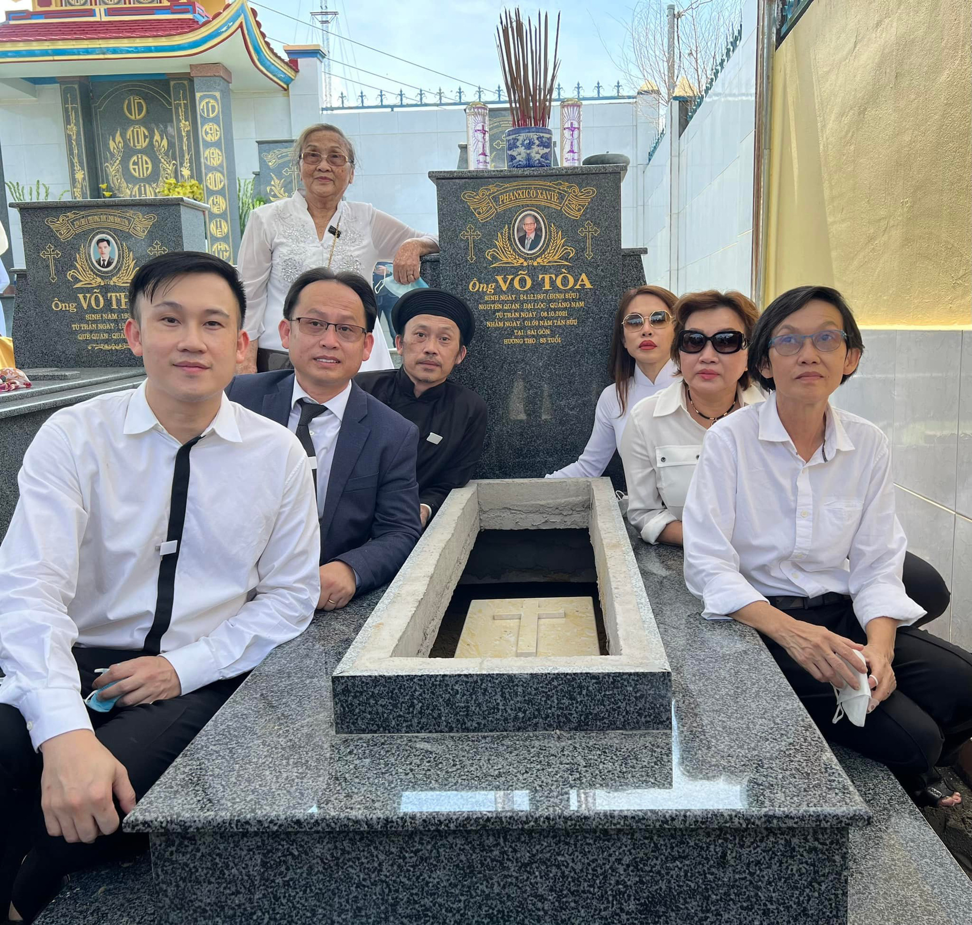 NS Hoài Linh hiếm hoi lộ diện cùng các anh em ruột hoàn thành tâm nguyện của bố, tiết lộ làm 1 việc suốt 6 tháng qua - Ảnh 3. NS Hoài Linh hiếm hoi lộ diện cùng các anh em ruột hoàn thành tâm nguyện của bố, tiết lộ làm 1 việc suốt 6 tháng qua - Ảnh 3.