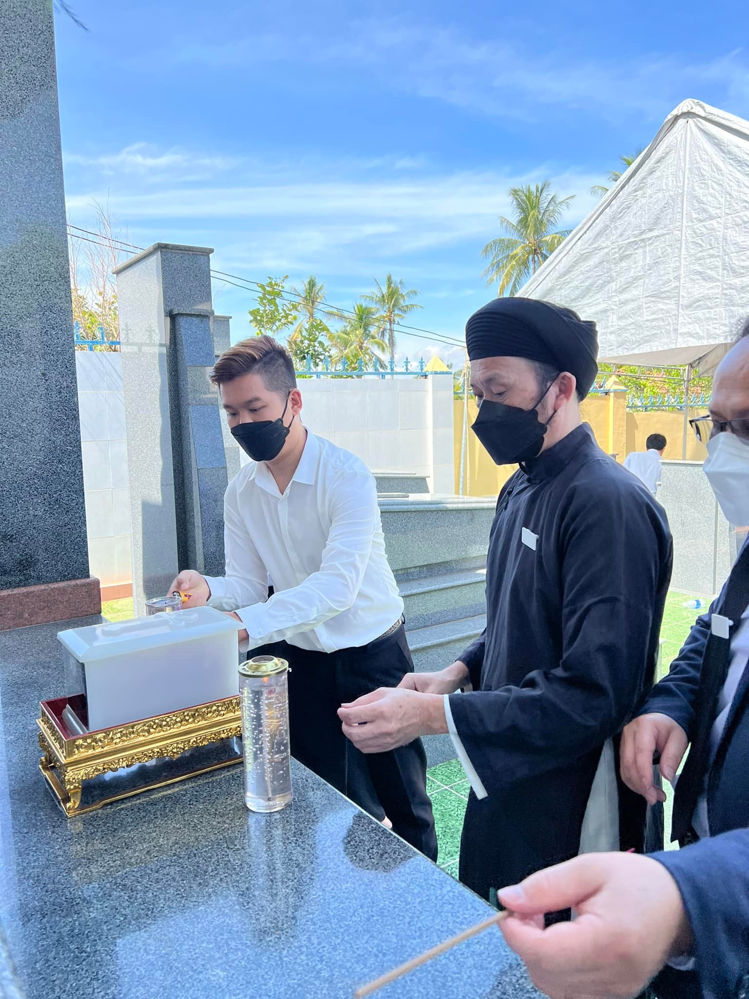 NS Hoài Linh hiếm hoi lộ diện cùng các anh em ruột hoàn thành tâm nguyện của bố, tiết lộ làm 1 việc suốt 6 tháng qua - Ảnh 6. NS Hoài Linh hiếm hoi lộ diện cùng các anh em ruột hoàn thành tâm nguyện của bố, tiết lộ làm 1 việc suốt 6 tháng qua - Ảnh 6.