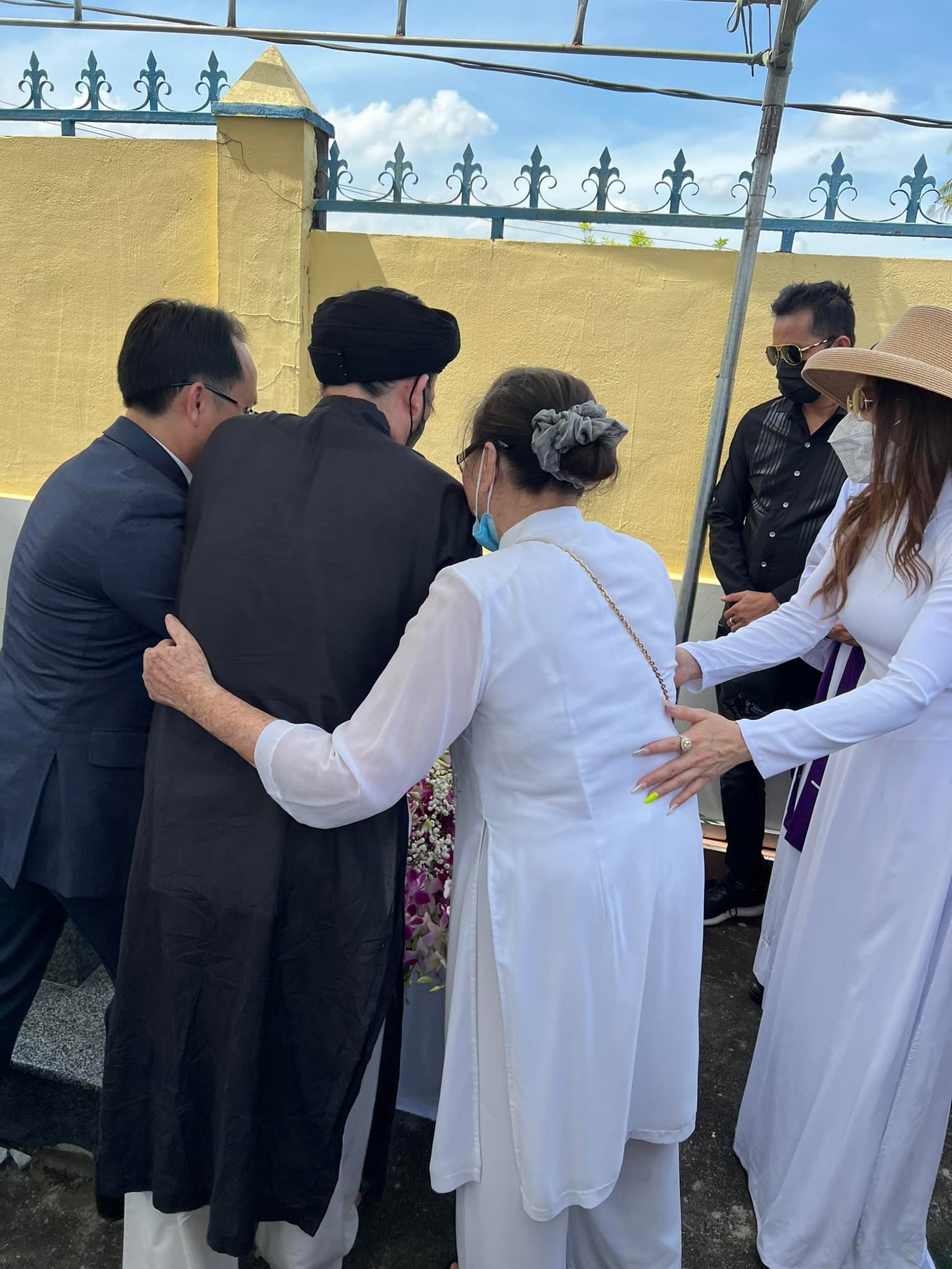 NS Hoài Linh hiếm hoi lộ diện cùng các anh em ruột hoàn thành tâm nguyện của bố, tiết lộ làm 1 việc suốt 6 tháng qua - Ảnh 5. NS Hoài Linh hiếm hoi lộ diện cùng các anh em ruột hoàn thành tâm nguyện của bố, tiết lộ làm 1 việc suốt 6 tháng qua - Ảnh 5.