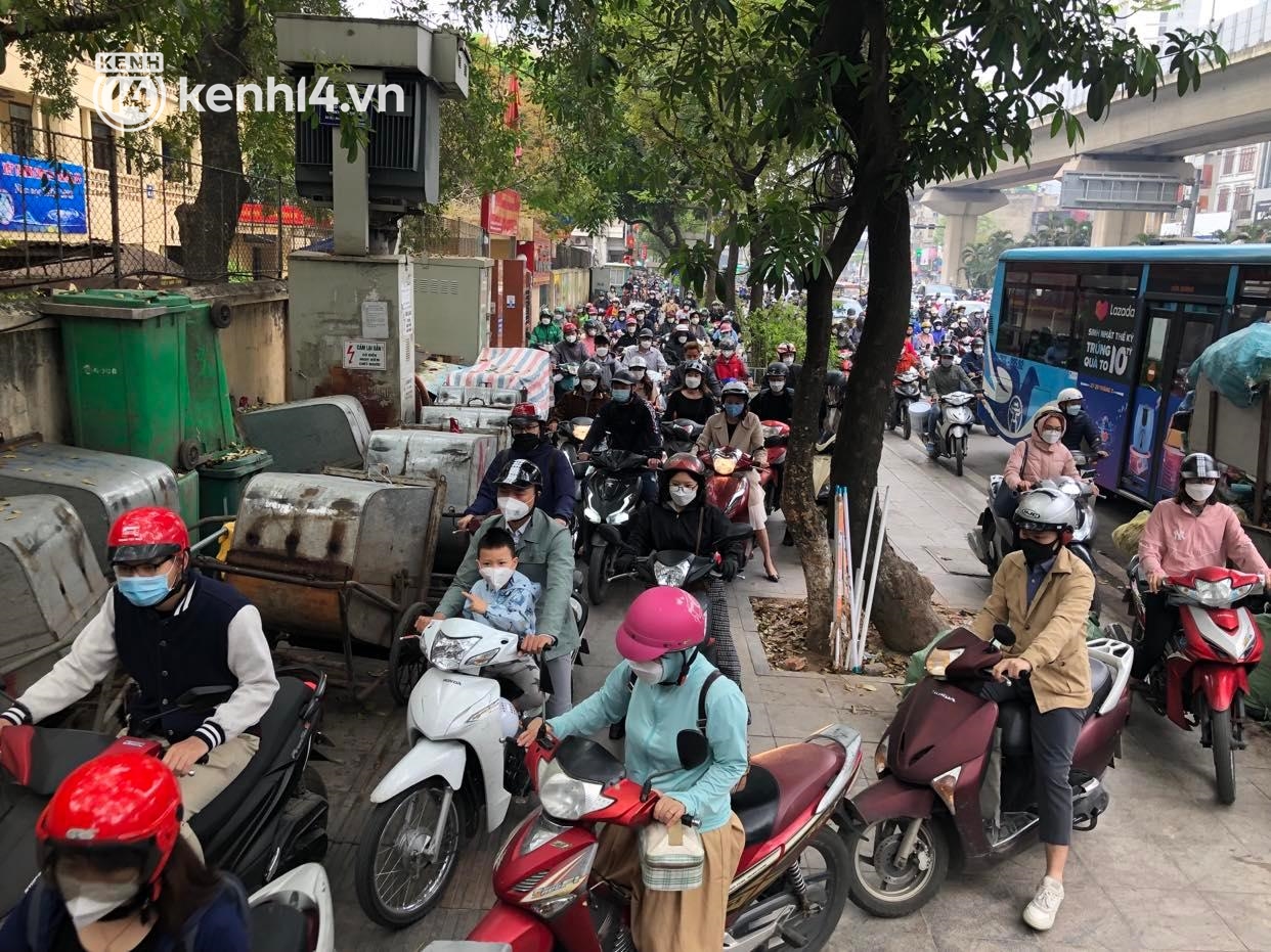 Photo: Many roads in Hanoi are congested on the first day of the 1st - 6th grade going to school - Photo 12.