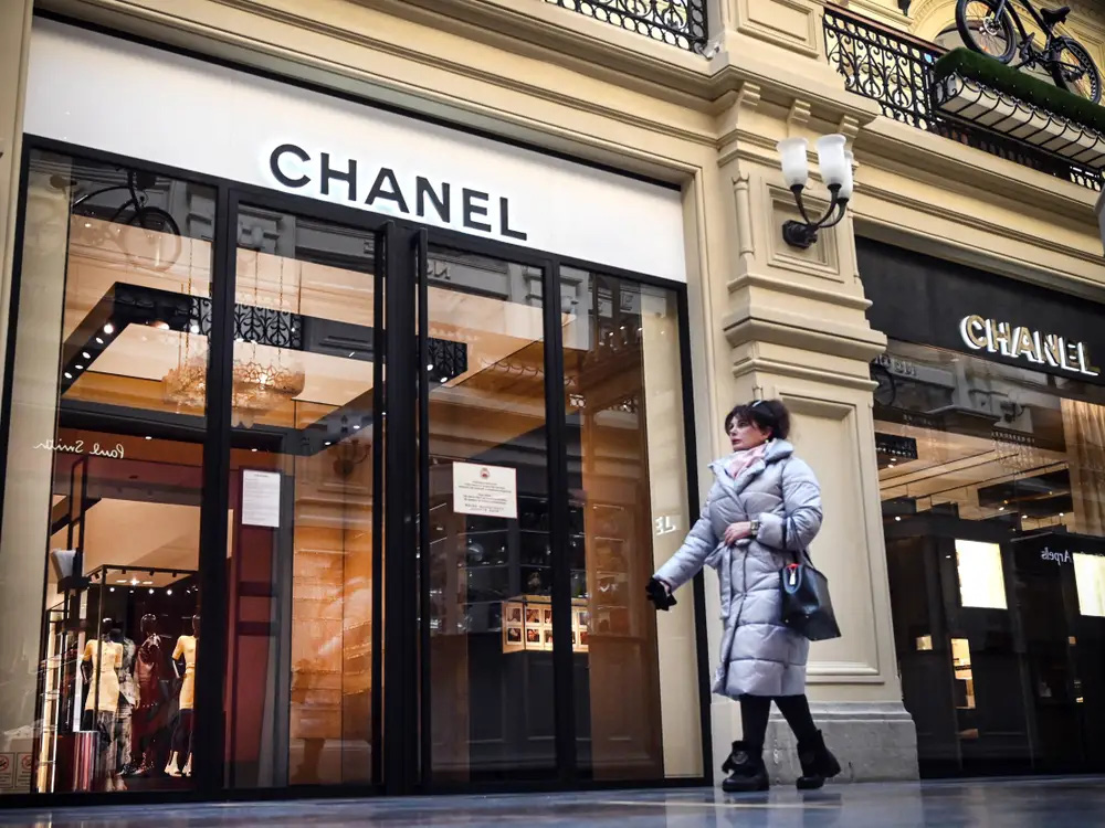 Không nói không rằng, người Nga vẫn bị Chanel cấm mua hàng theo cách quân phiệt chưa từng thấy - Ảnh 2.