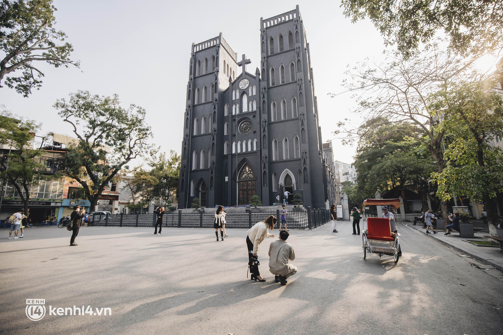 Panoramic view of the Cathedral - the check-in symbol of Hanoi, after changing into new clothes, young people began to invite each other to take jubilant photos - Photo 7.