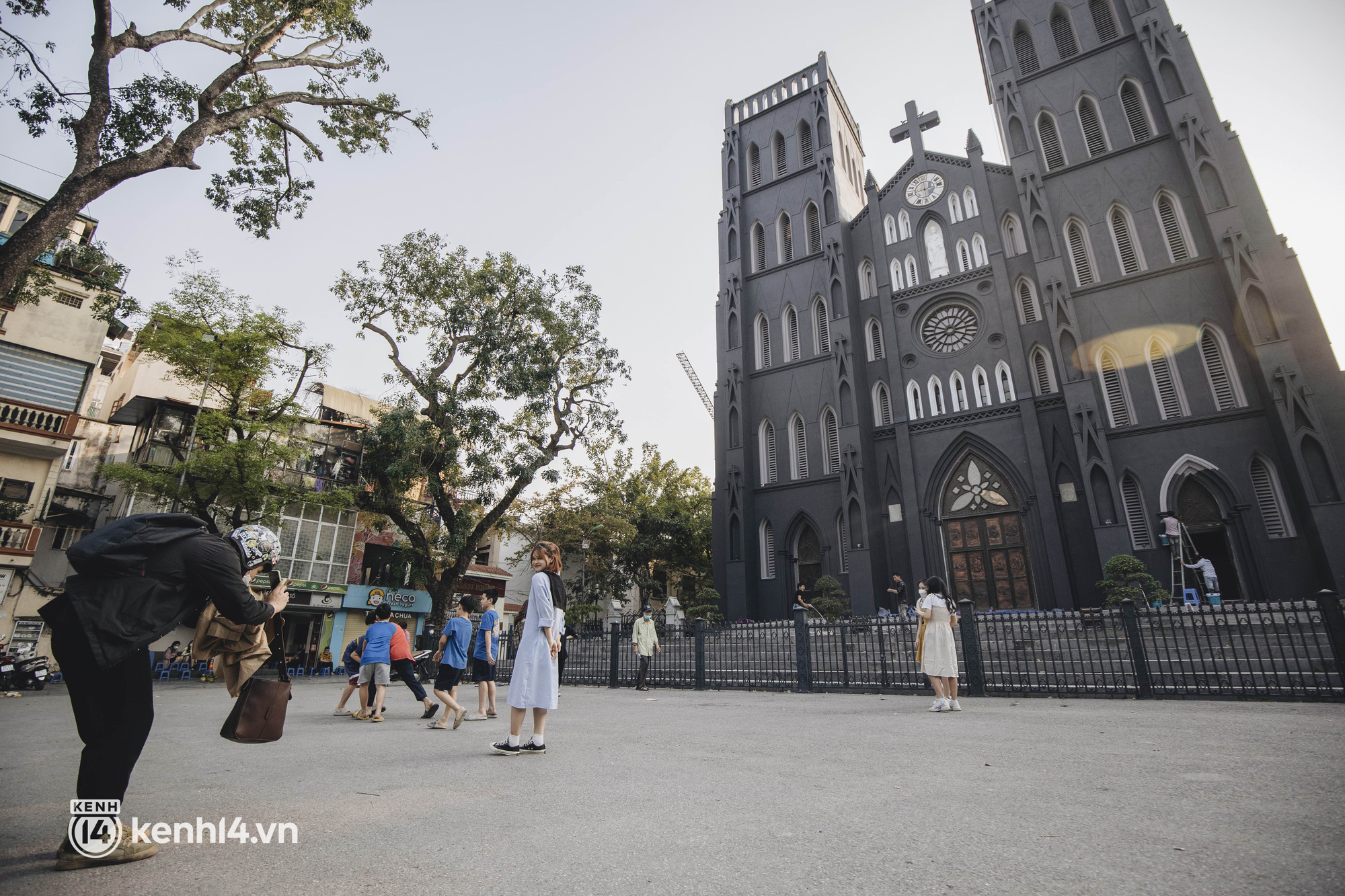 Panoramic view of the Cathedral - Hanoi's check-in symbol, after changing into new clothes, young people began to invite each other to take jubilant photos - Photo 8.