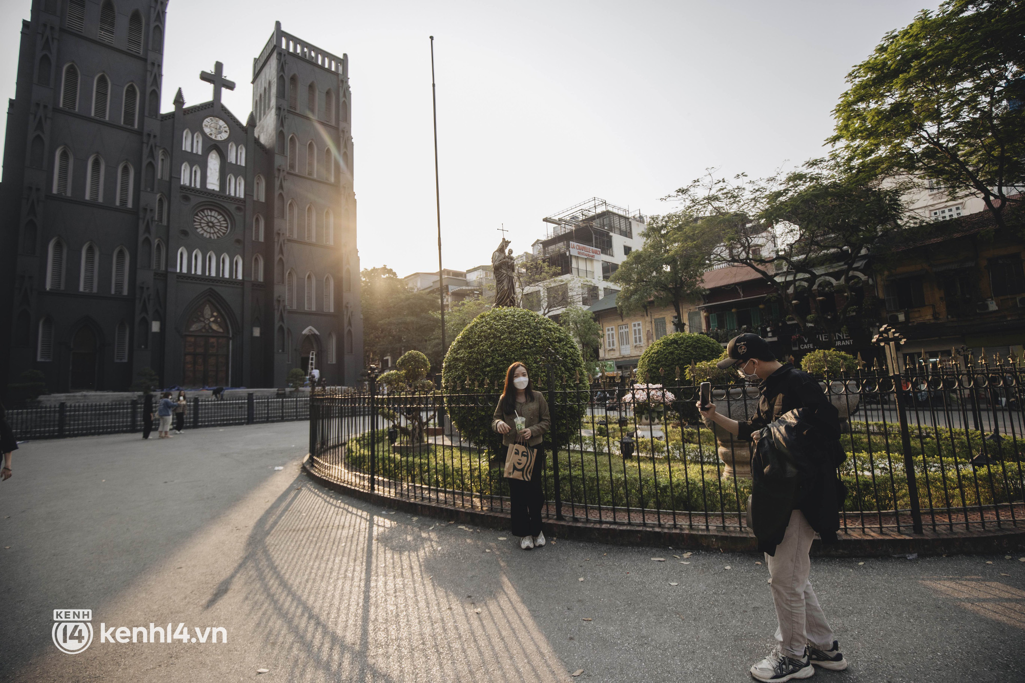 Panoramic view of the Cathedral - the check-in symbol of Hanoi after changing new clothes, young people began to invite each other to take jubilant photos - Photo 9.