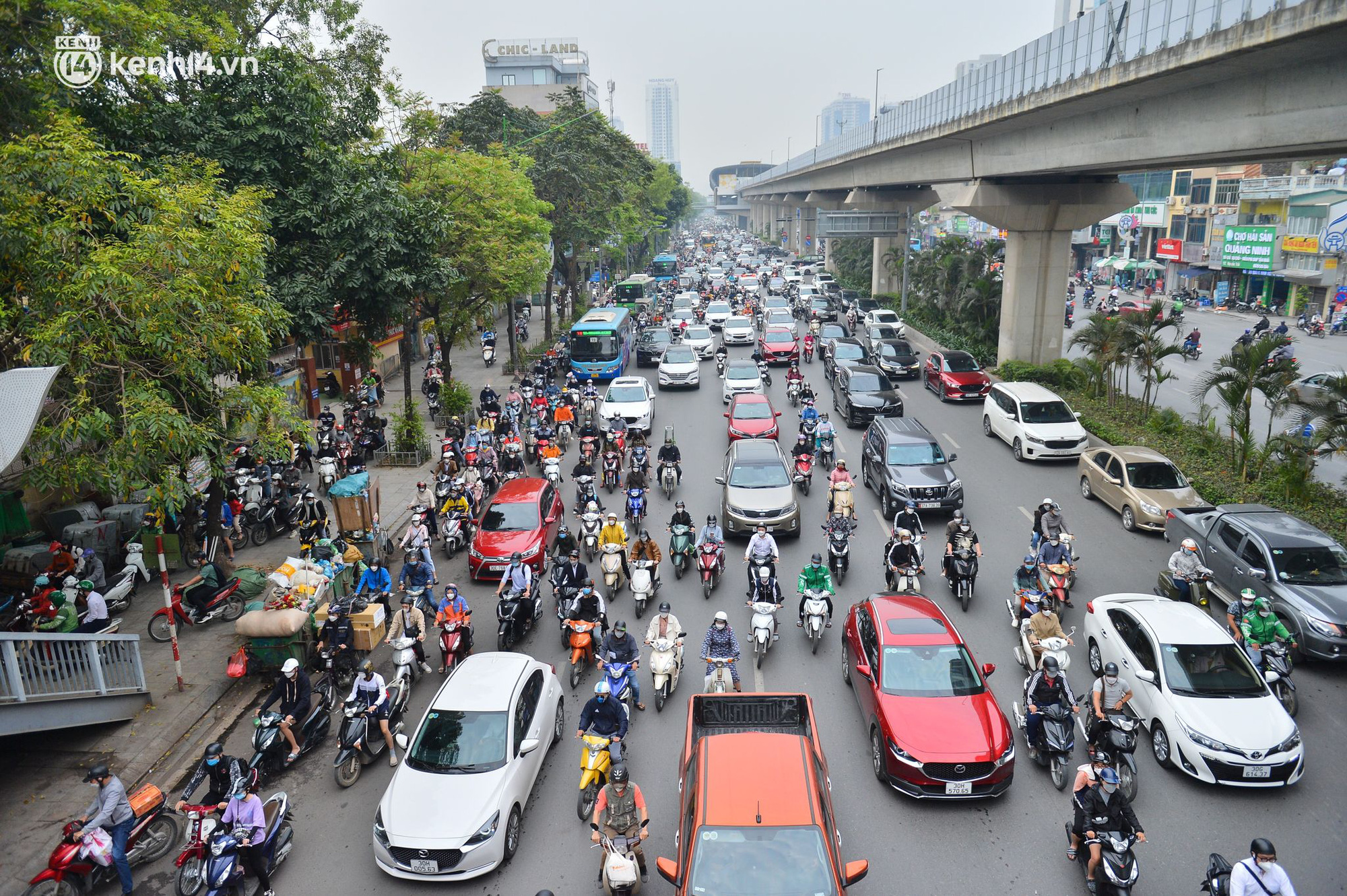 Photo: Many streets in Hanoi are congested on the first day of the 1st - 6th grade going to school - Photo 3.