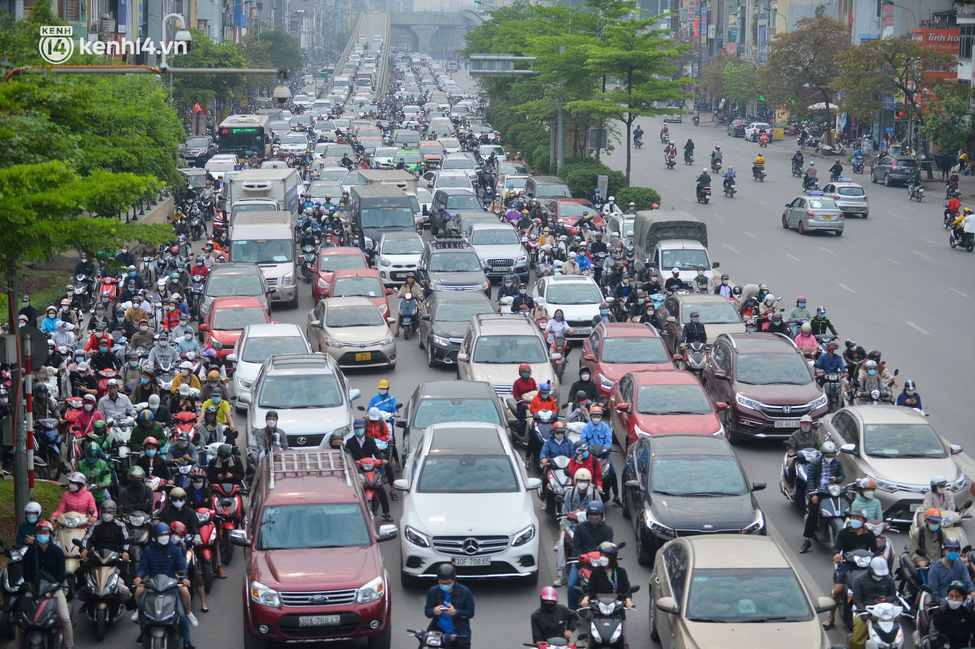 Photo: Many streets in Hanoi are congested on the first day of the 1st - 6th grade going to school - Photo 8.