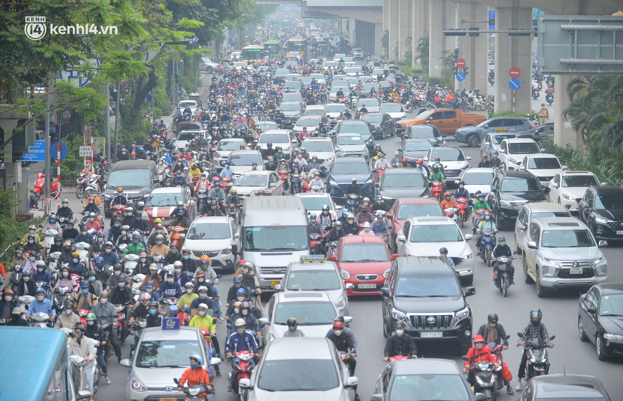 Photo: Many streets in Hanoi are congested on the first day of the 1st - 6th grade going to school - Photo 7.