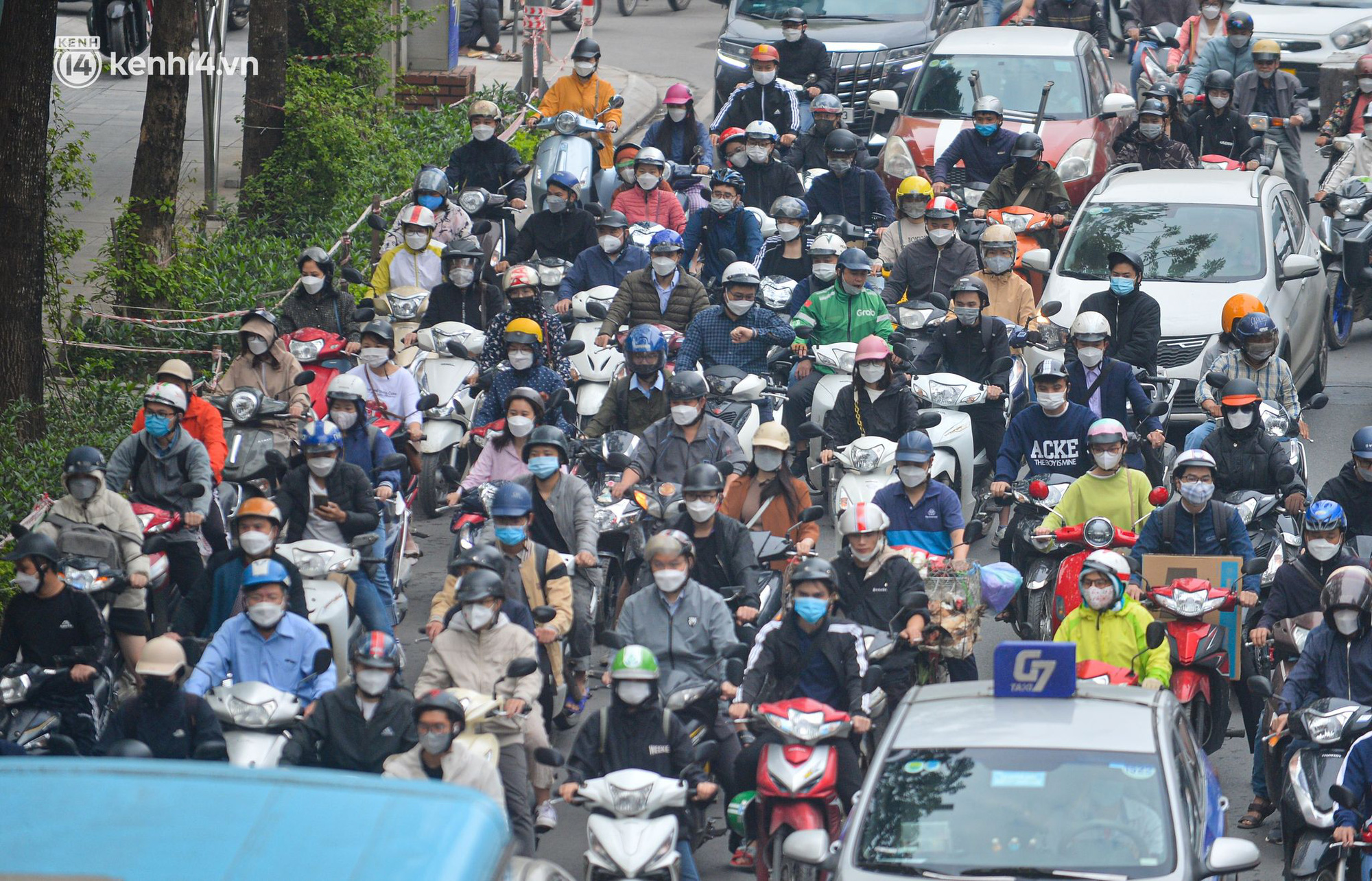 Photo: Many streets in Hanoi are congested on the first day of the 1st - 6th grade going to school - Photo 6.