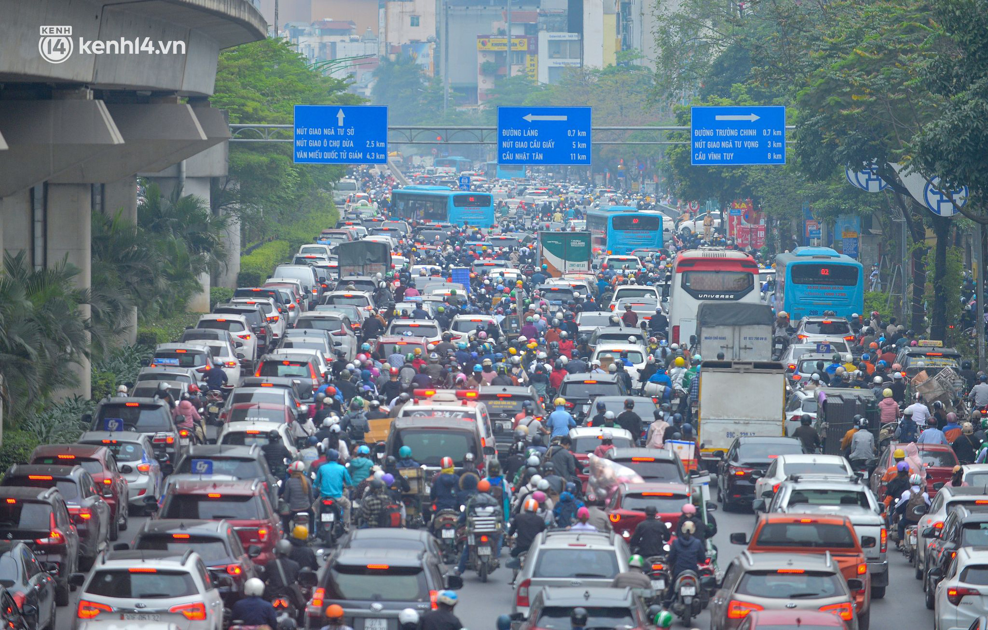 Photo: Many roads in Hanoi are congested on the first day of the 1st - 6th grade going to school - Photo 1.