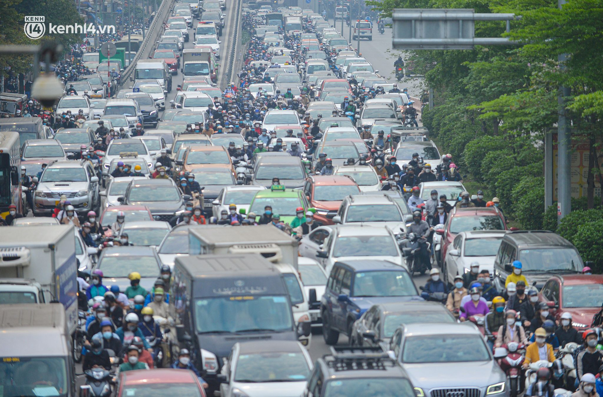 Photo: Many roads in Hanoi are congested on the first day of the 1st - 6th grade going to school - Photo 2.