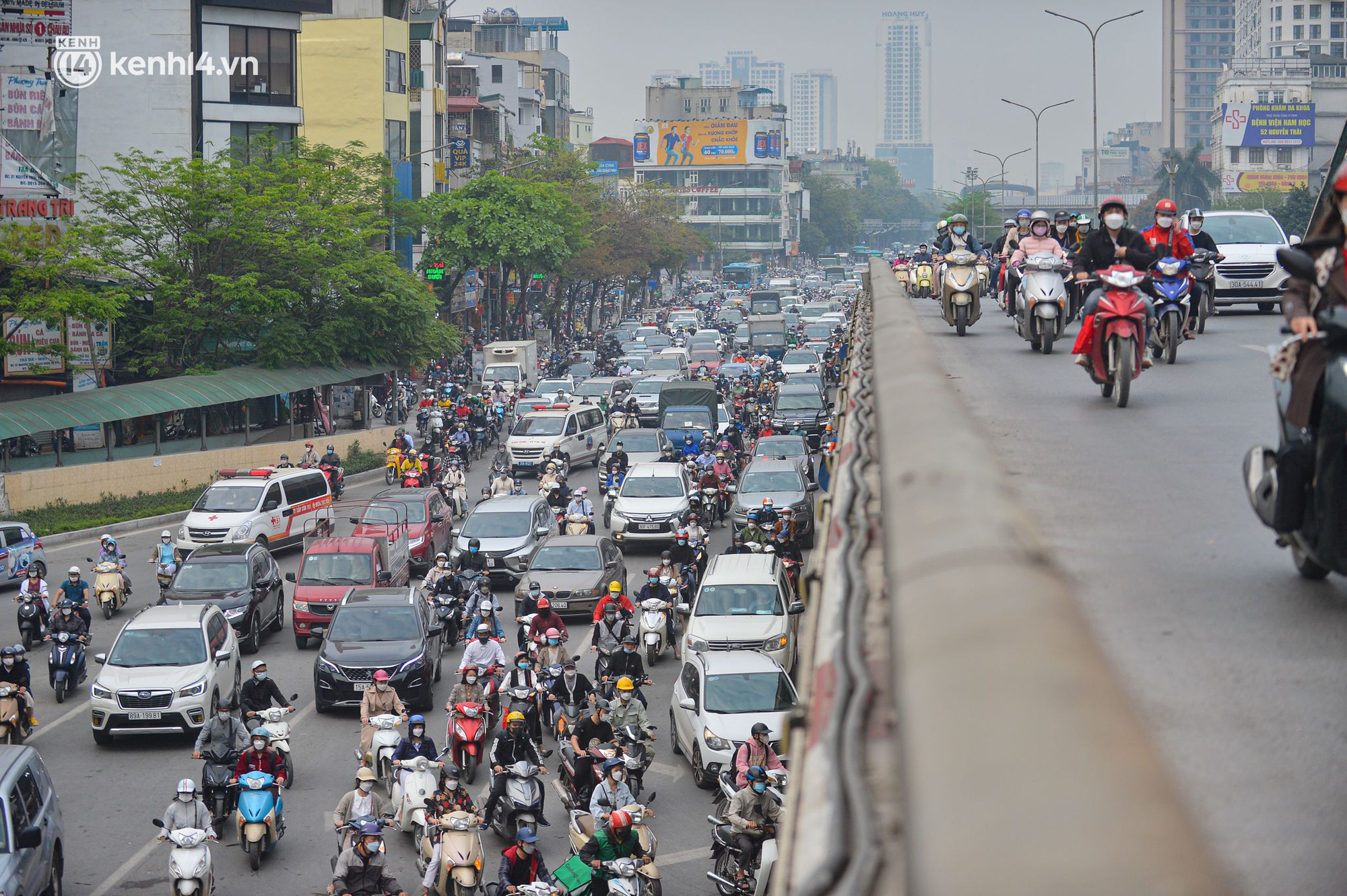 Photo: Many streets in Hanoi are congested on the first day of the 1st - 6th grade going to school - Photo 5.