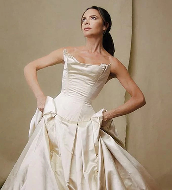 Irina Shayk trình diễn váy xuyên thấu ở show Victoria Beckham - Ngôi sao