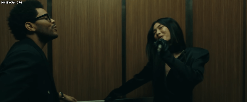 T&oacute;m sống mỹ nh&acirc;n Squid Game đ&igrave;nh đ&aacute;m xứ H&agrave;n vui vẻ h&aacute;t karaoke trong ph&ograve;ng ri&ecirc;ng với The Weeknd! - Ảnh 2.