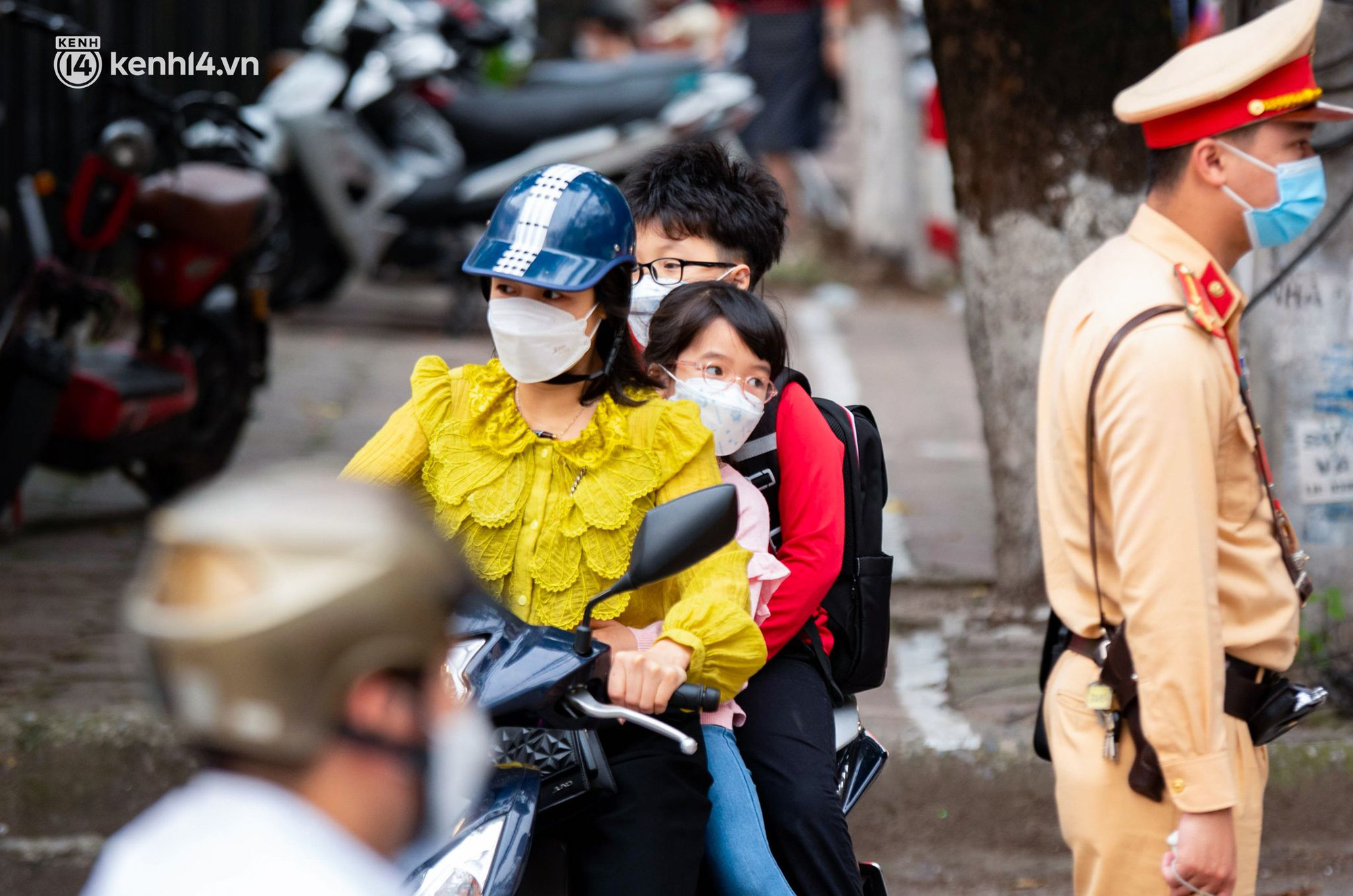 Photo: Many streets in Hanoi are congested on the first day of the 1st - 6th grade going to school - Photo 9.