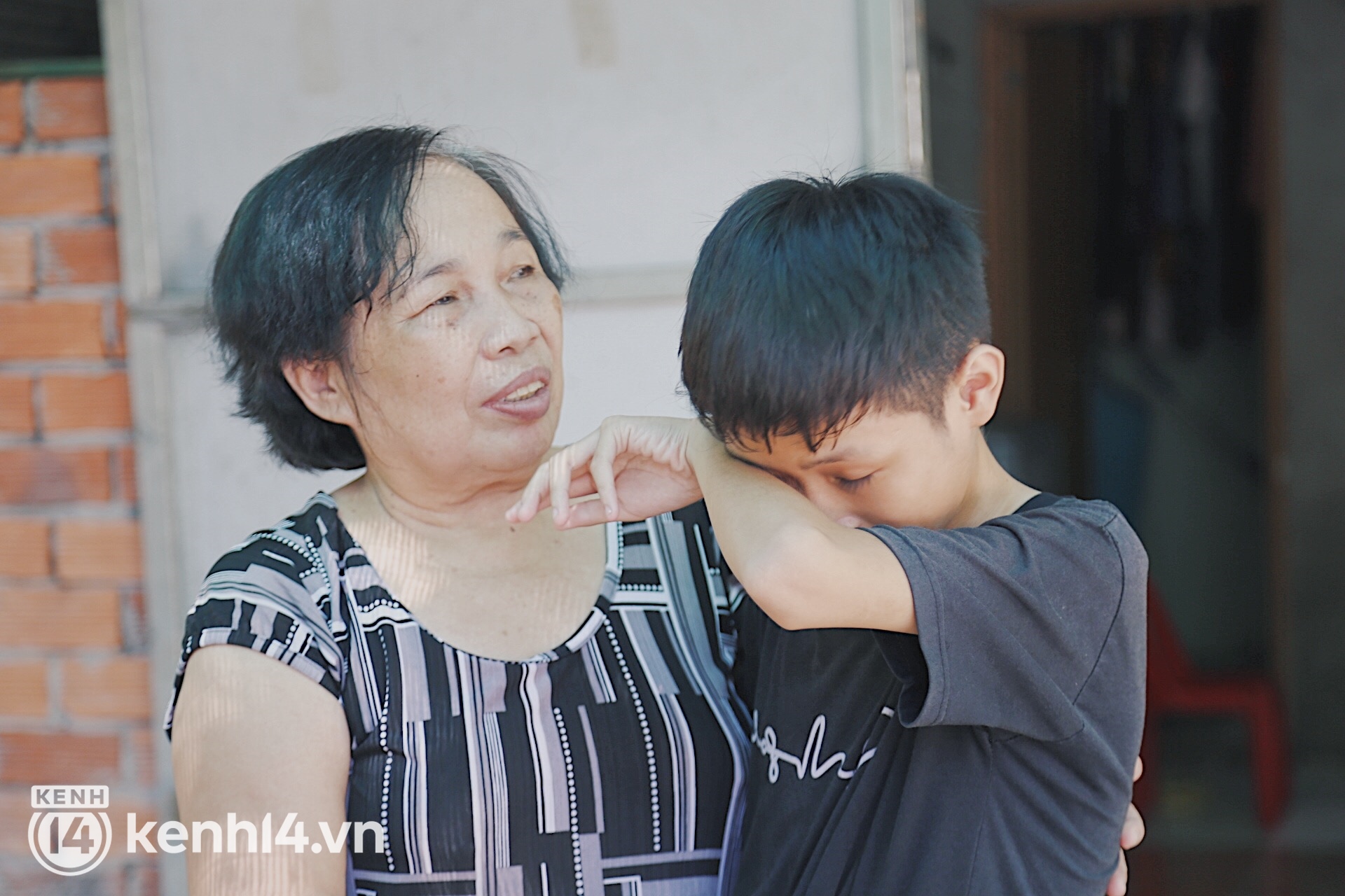 Every time he eats, he vomits, the 16-year-old teenager weighs only 27kg because of a strange illness, his grandmother burst into tears because she couldn't afford to take him to surgery - Photo 3.