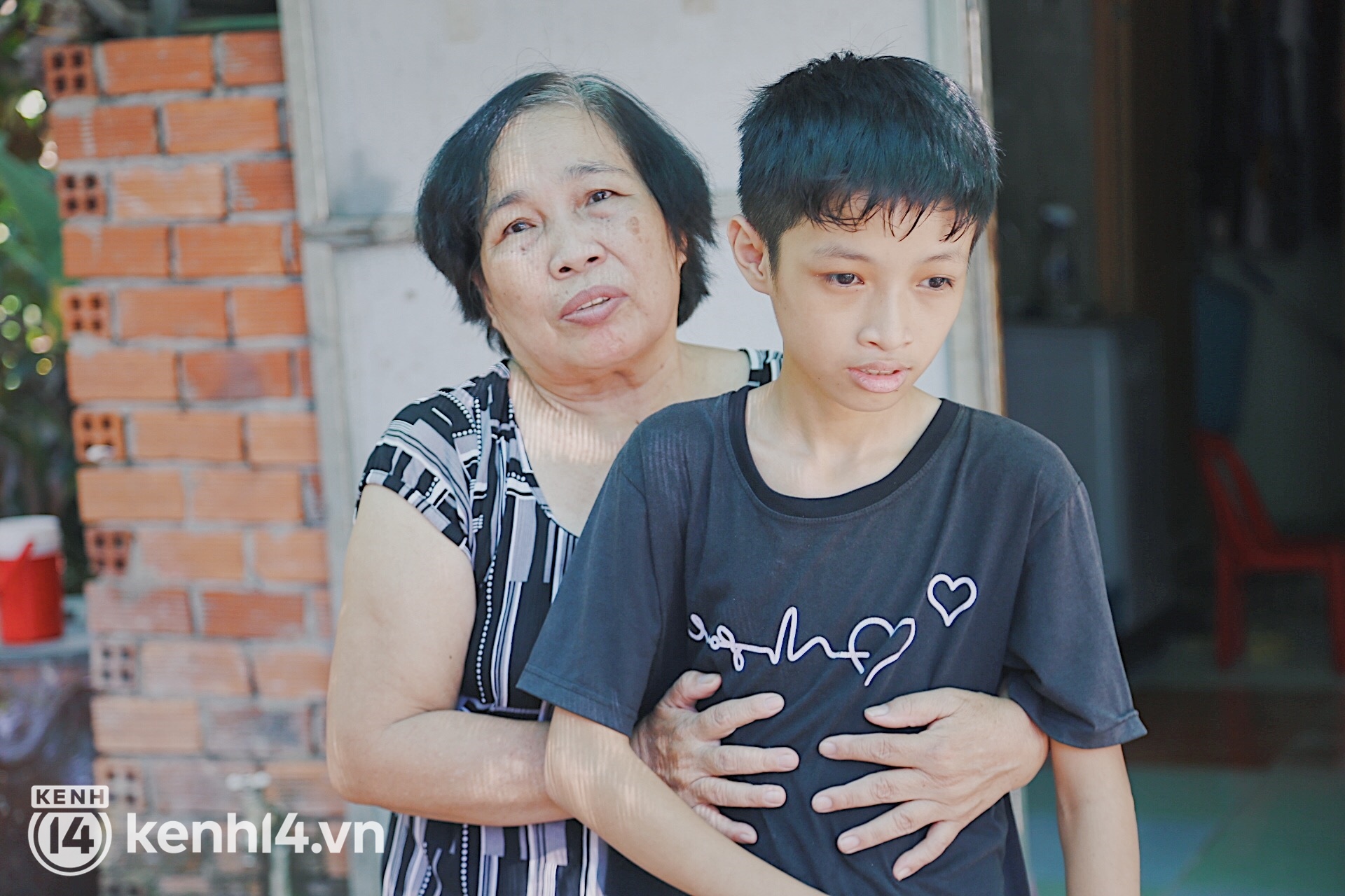 Every time he eats, he vomits, the 16-year-old boy weighs only 27kg because of a strange disease, his grandmother burst into tears because she couldn't afford to take him to surgery - Photo 1.