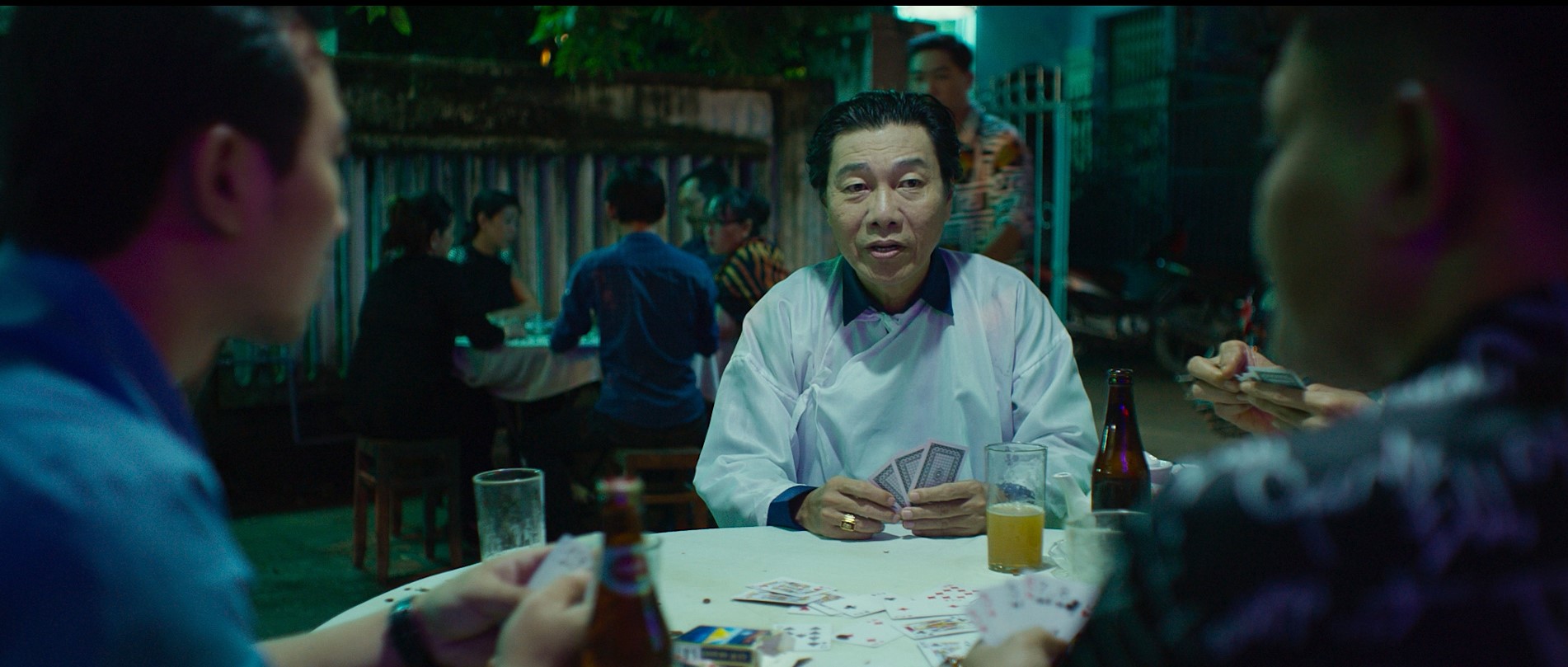 Đêm Tối Rực Rỡ: Phim Việt hay nhất năm 2022 lại không đến từ đạo diễn Việt, thật buồn... - Ảnh 10.
