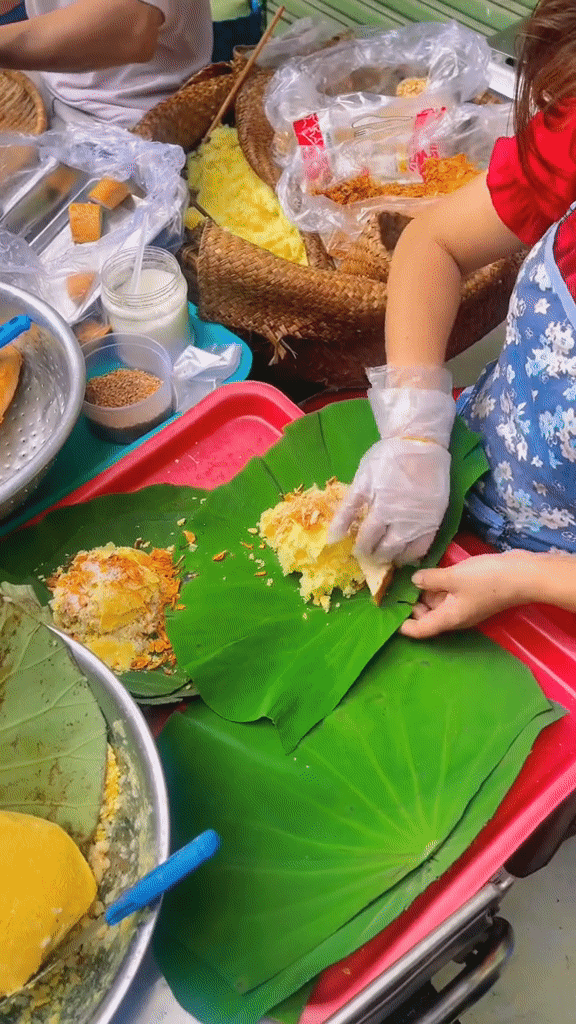 Cảnh tượng hiếm thấy ở TP.HCM: Dân tình dậy sớm xếp hàng mua xôi, chủ tiệm bán đúng 3 tiếng đành nói lời