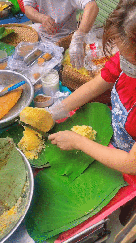 Cảnh tượng hiếm thấy ở TP.HCM: Dân tình dậy sớm xếp hàng mua xôi, chủ tiệm bán đúng 3 tiếng đành nói lời