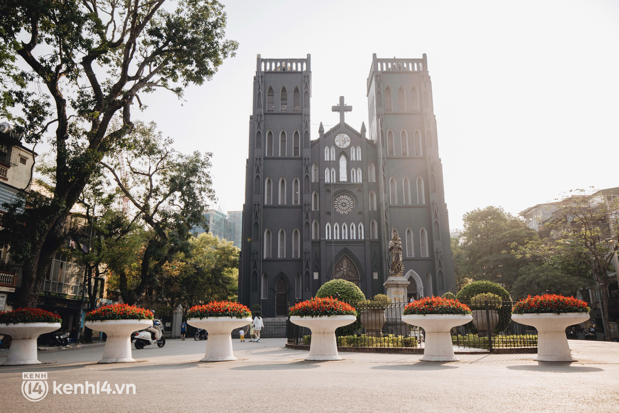 ĐỘC QUYỀN sự thật về “áo mới” của Nhà Thờ Lớn: Lớp sơn hiện nay là CHƯA HOÀN THIỆN, hé lộ 1 công đoạn tỉ mẩn như vẽ tranh - Ảnh 11.