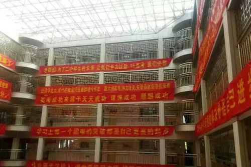 Chinese schools install tight fences like prisons to prevent students' intentions to end their lives - Photo 1.