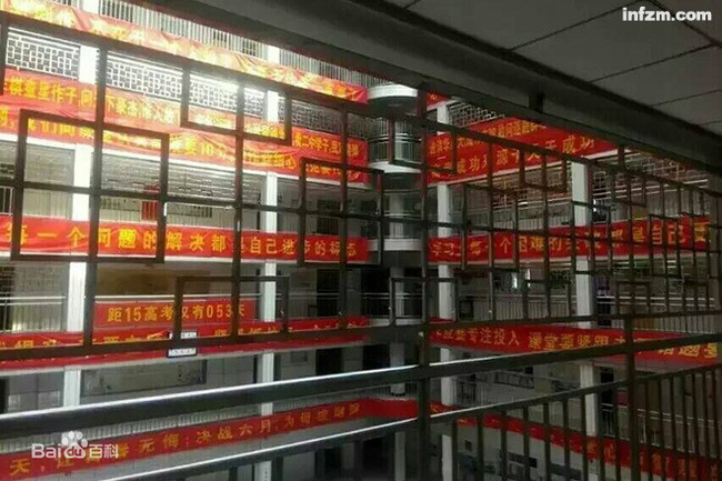 Trường học Trung Quốc lắp đặt khung rào kín kẽ như nhà tù để... ngăn chặn ý định kết thúc cuộc đời của học sinh - Ảnh 2.