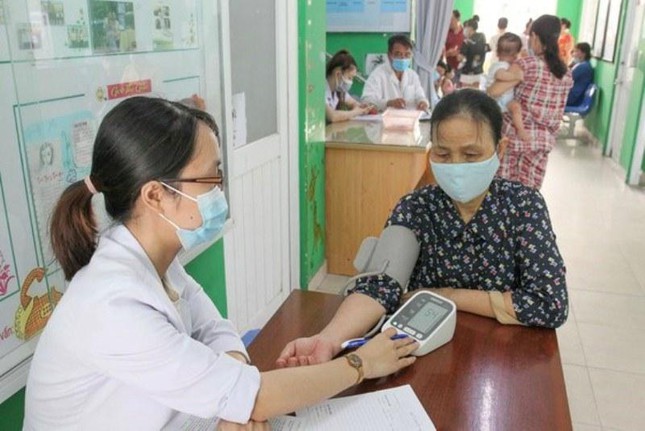 TP.HCM đề xuất trả lương 7-9 triệu đồng/tháng cho y, bác sĩ cao tuổi làm việc ở trạm y tế - Ảnh 2.