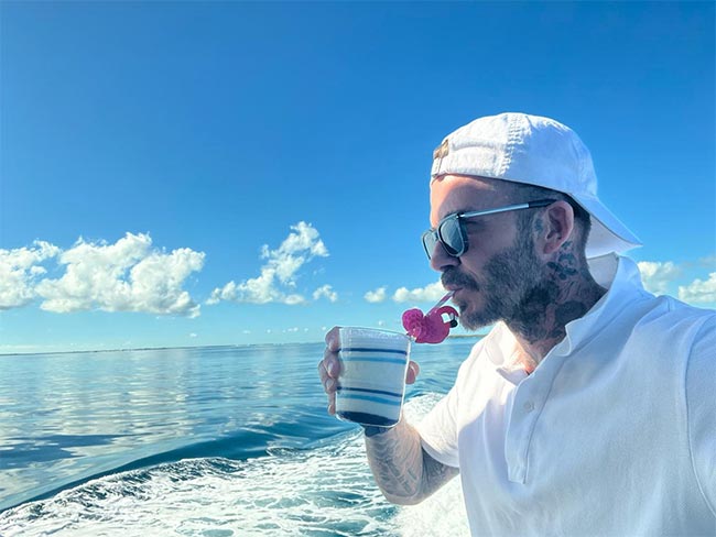 David Beckham thoải m&aacute;i thư gi&atilde;n tr&ecirc;n du thuyền trị gi&aacute; 150 tỷ trước ng&agrave;y cưới của cậu cả Brooklyn với &aacute;i nữ nh&agrave; tỷ ph&uacute; - Ảnh 1.