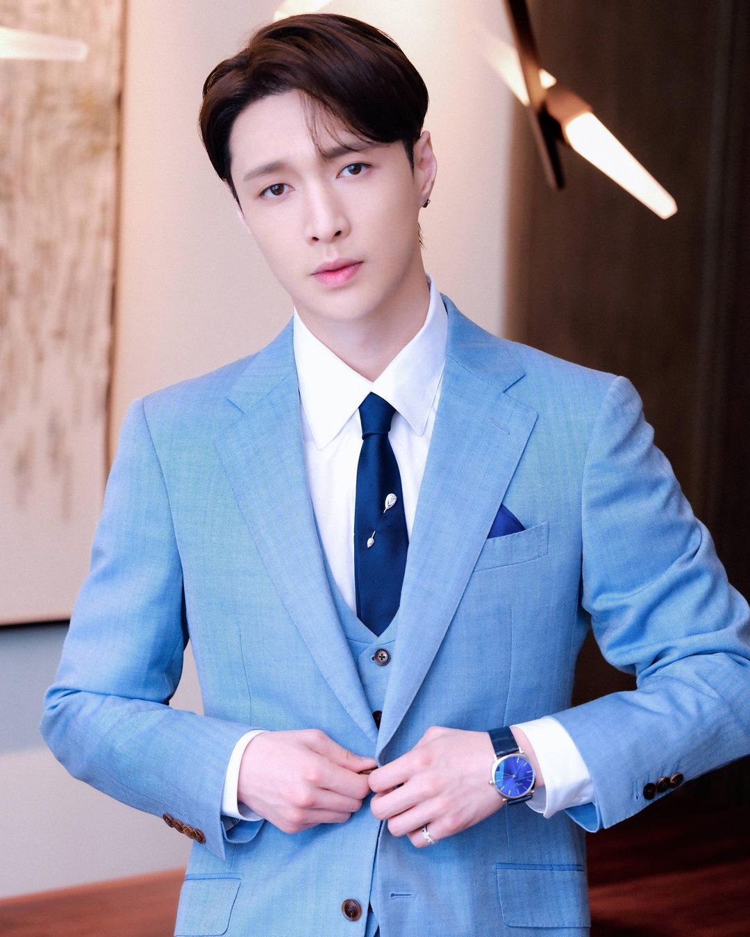 Lay tuyên bố rời SM Entertainment đúng ngày EXO kỷ niệm 10 năm debut