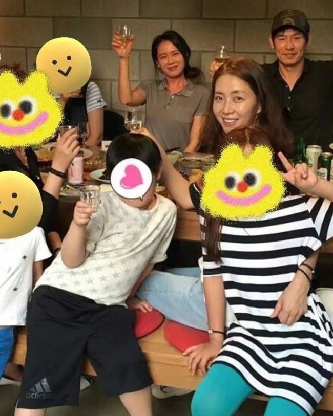 T&agrave;i tử K&yacute; Sinh Tr&ugrave;ng lộ ảnh dự đ&aacute;m cưới Hyun Bin - Son Ye Jin, U60 m&agrave; dễ thương thế n&agrave;y - Ảnh 4.