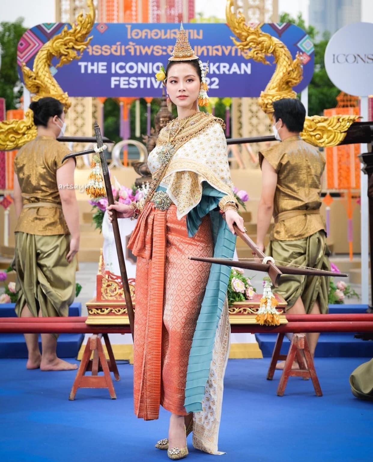 Nữ thần Songkran lộ diện: Baifern (Chiếc Lá Bay) đẹp kinh diễm trong trang phục 1,3 tỷ, visual thăng hạng ngoạn mục giữa Icon Siam - Ảnh 3.
