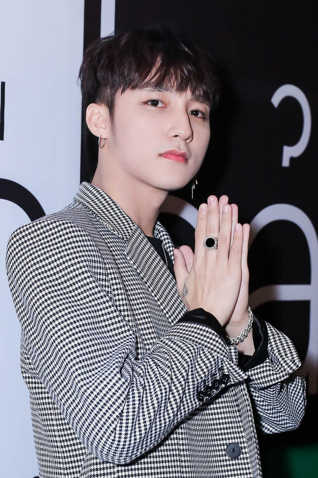 Sơn T&ugrave;ng c&oacute; động th&aacute;i g&acirc;y hoang mang cực độ tr&ecirc;n Fanpage 14 triệu người theo d&otilde;i, tất cả chuyển sang m&agrave;u đen - Ảnh 9.