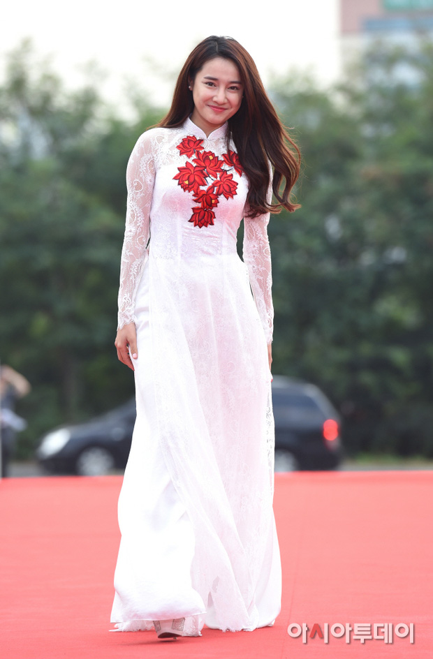 Từng có nữ diễn viên Việt mang áo dài càn quét lễ trao giải hàng đầu Hàn Quốc, còn ẵm giải khủng khiến ai nấy nở mũi tự hào - Ảnh 6.