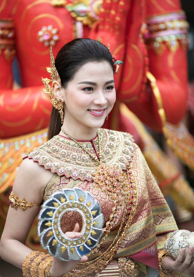 Nữ thần Songkran lộ diện: Baifern (Chiếc Lá Bay) đẹp kinh diễm trong trang phục 1,3 tỷ, visual thăng hạng ngoạn mục giữa Icon Siam - Ảnh 12.