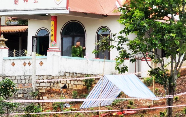 Vụ chồng sát hại, phi tang xác vợ ở Đà Lạt: Nghi phạm đã cõng thi thể vợ từ nhà đến trước miếu Thổ thần để chôn lấp - Ảnh 1.