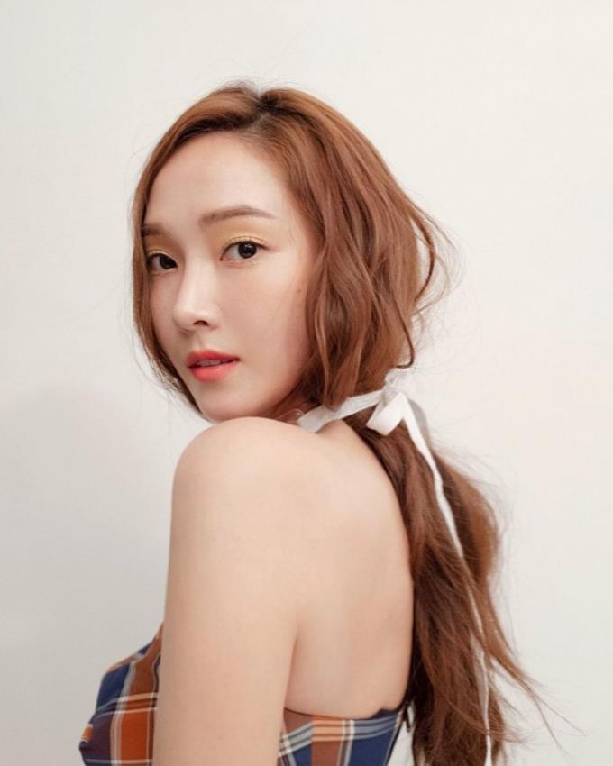 Netizen dậy sóng trước hình Jessica đi quay show xứ Trung, idol quốc dân một thời sao ra nông nỗi này? - Ảnh 3.