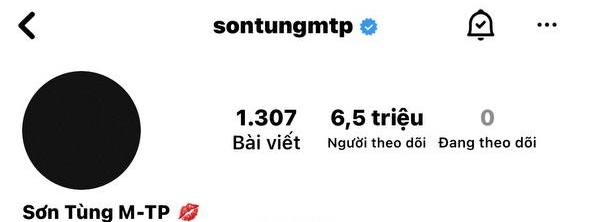 Sơn Tùng đã UNFOLLOW tất cả mọi người trên Instagram, toàn bộ các trang thuộc công ty M-TP đều đổi ảnh đen sì làm fan cực hoang mang! - Ảnh 2.