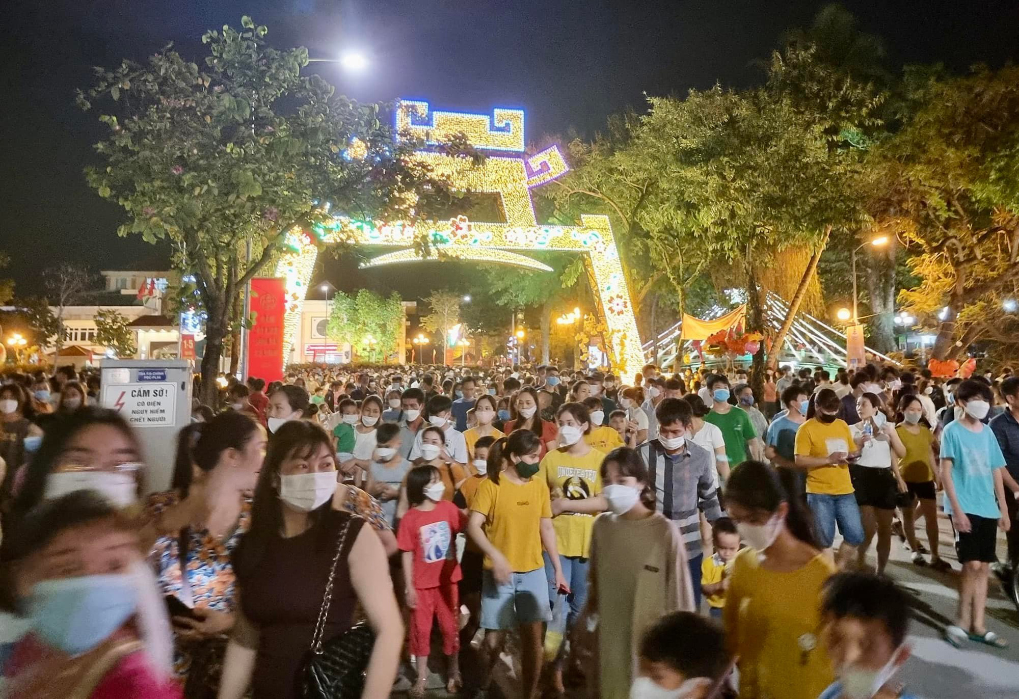 Không khí tối 30/4: Tất cả các điểm du lịch chỉ thấy dòng người ken đặc - Ảnh 1.