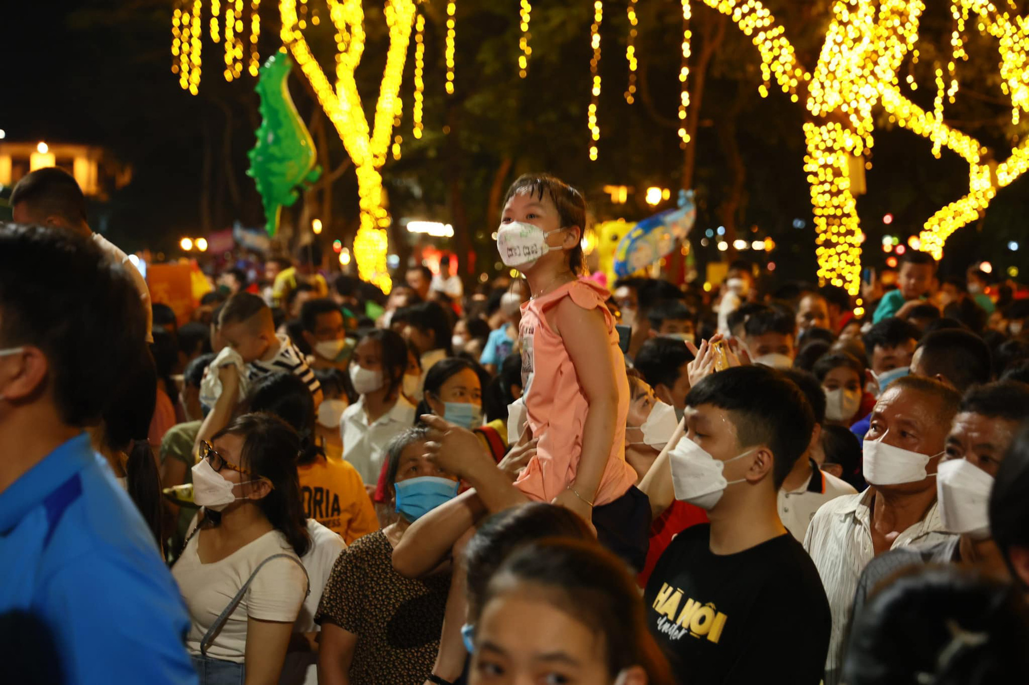 Không khí tối 30/4: Tất cả các điểm du lịch chỉ thấy dòng người ken đặc - Ảnh 4.