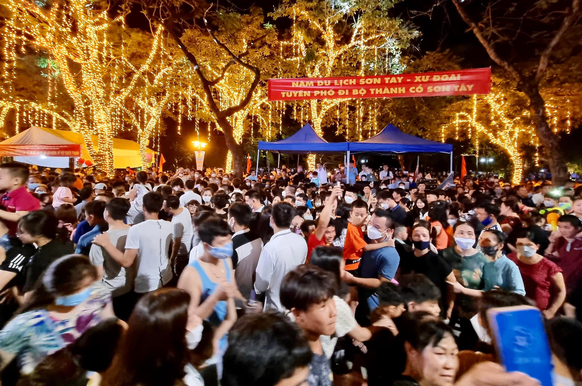 Không khí tối 30/4: Tất cả các điểm du lịch chỉ thấy dòng người ken đặc - Ảnh 5.