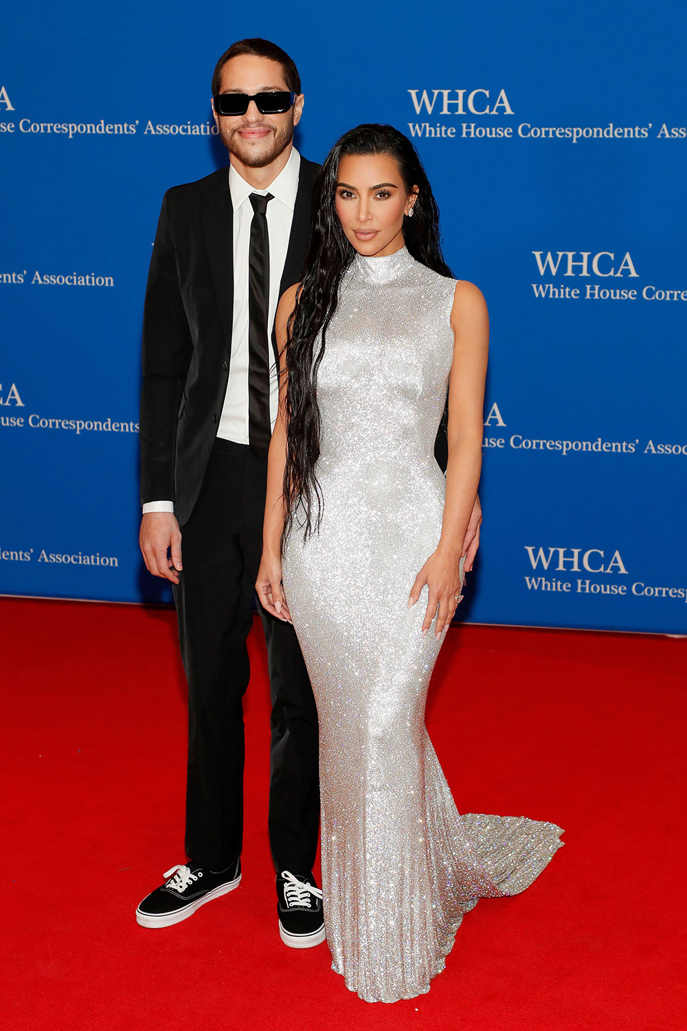 Kim Kardashian first walked with her boyfriend 13 years younger on the red carpet: Looking like a queen and bodyguard, attention was focused on the man's hand - Photo 2.