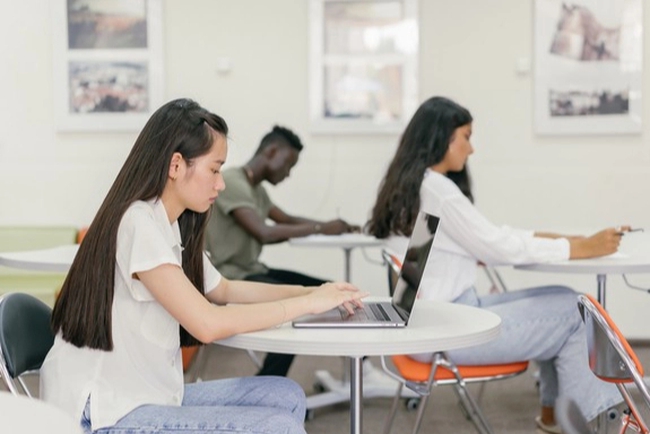4 NGÀNH HỌC nghe tên RẤT KÊU nhưng ra trường lại khó kiếm việc: Học sinh phải cân nhắc thật kỹ trước khi nộp hồ sơ - Ảnh 2.