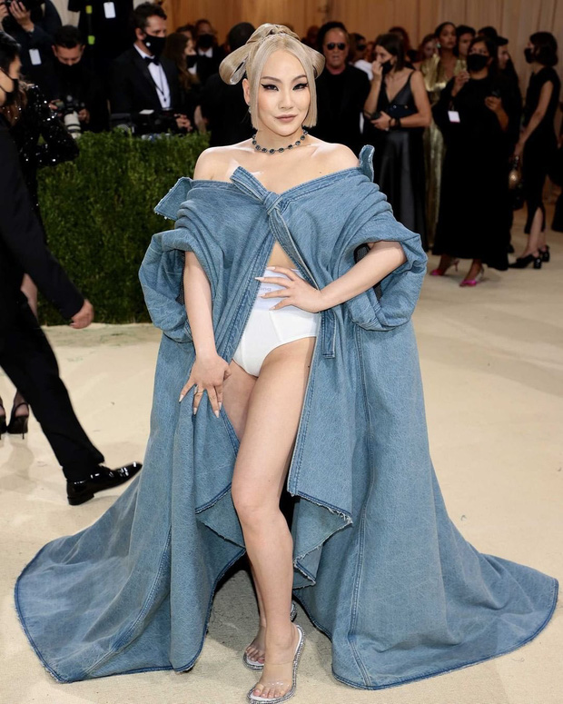 The first 2 Kpop idols landed at the biggest fashion event on the planet Met Gala: Rosé faintly revealed her flaws, big sister CL dressed up on global social media waves - Photo 6.