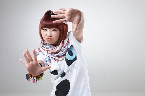 Wendy (Red Velvet) cover hit 2NE1 cùng tiền bối debut hơn 10 năm, ngỡ ngàng khi biết tuổi thật của cả 2! - Ảnh 4.