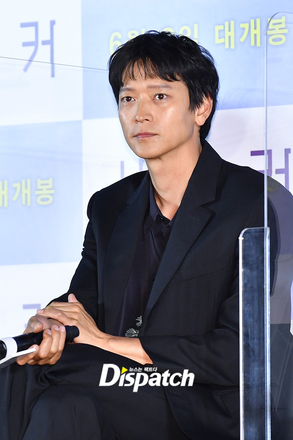 National sister IU and Kang Dong Won show off their top beauty at the press conference, the height gap takes all the attention - Photo 7. National sister IU and Kang Dong Won show off their top beauty at the press conference, the height gap takes all the attention - Photo 7.