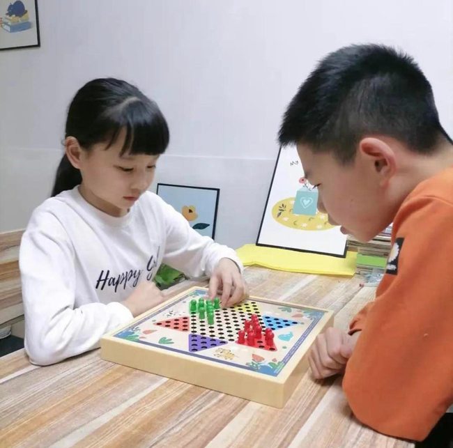 The father from a young age let his two daughters practice this subject: A few years later, both children became masters of learning, superior IQ - Photo 1.