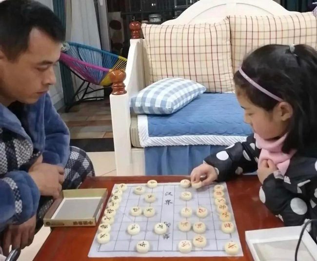 &Ocirc;ng bố từ nhỏ đ&atilde; cho 2 c&ocirc; con g&aacute;i tập luyện bộ m&ocirc;n n&agrave;y: V&agrave;i năm sau hai đứa trẻ đều th&agrave;nh cao thủ học tập, IQ vượt trội - Ảnh 2.